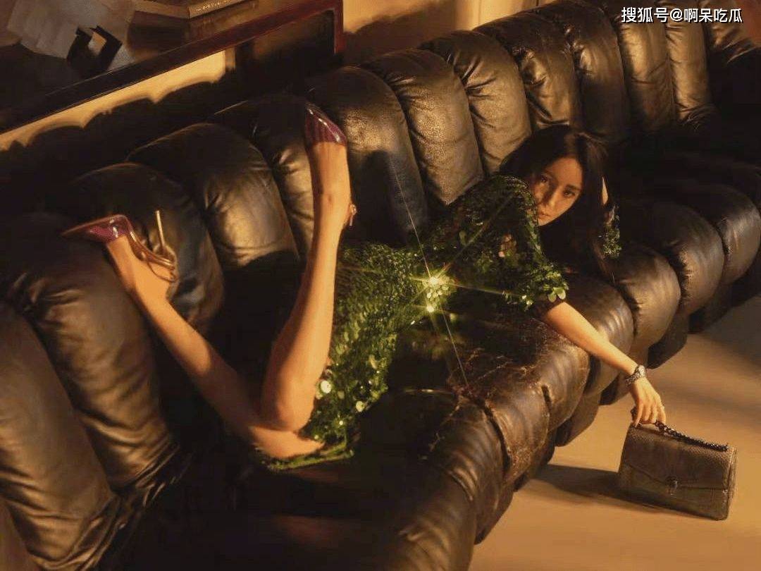 黑色|杨幂最新写真出炉,满屏的大长腿,性感深v展现好身材!