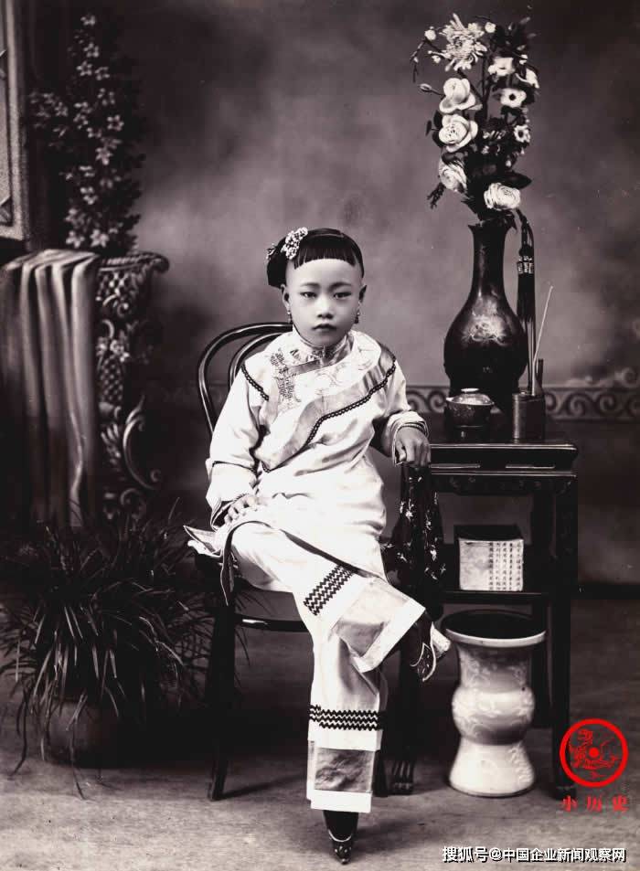 晚清老照片:富家千金小小年纪已缠足,农民吃完饭还要舔碗边_电话公司