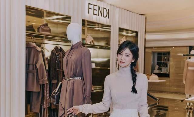 品牌|宋慧乔终于露面，穿衣搭配十分亮眼，高颜值很受欢迎！