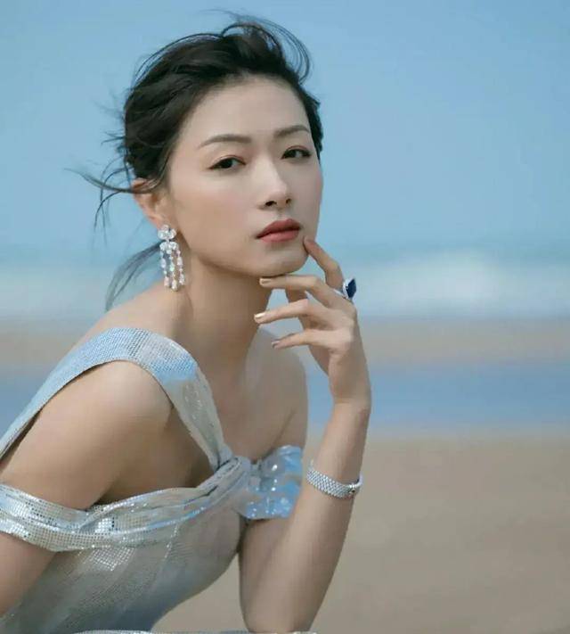 高跟鞋|万茜身穿一条闪亮银色露背长裙妩媚多姿，飘逸灵动。