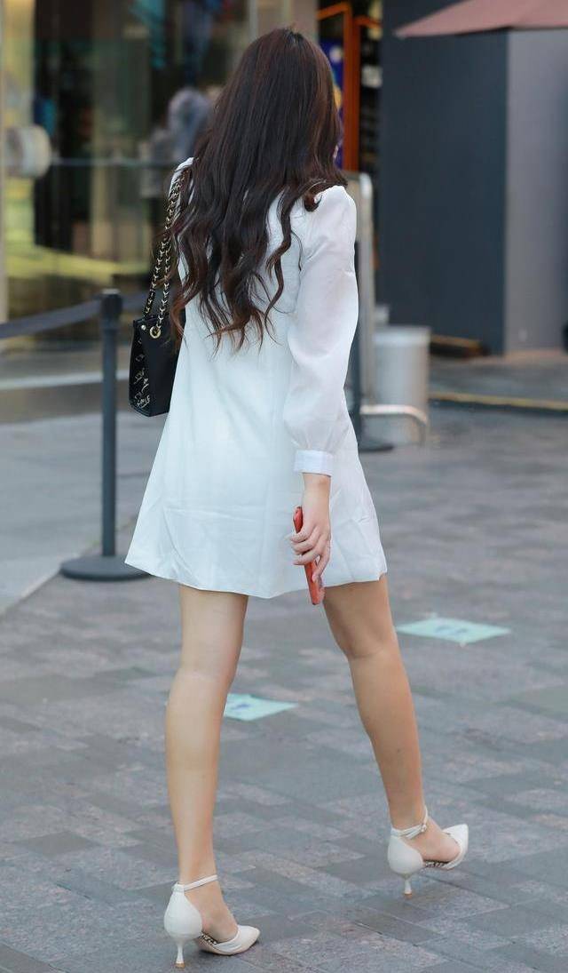 曲线|这位美女简单大方，强调曲线没有真的曲线好看