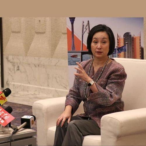 黑色|何超琼为电影站台,两鬓斑白暴露老态,身材走形严重但气质高贵!