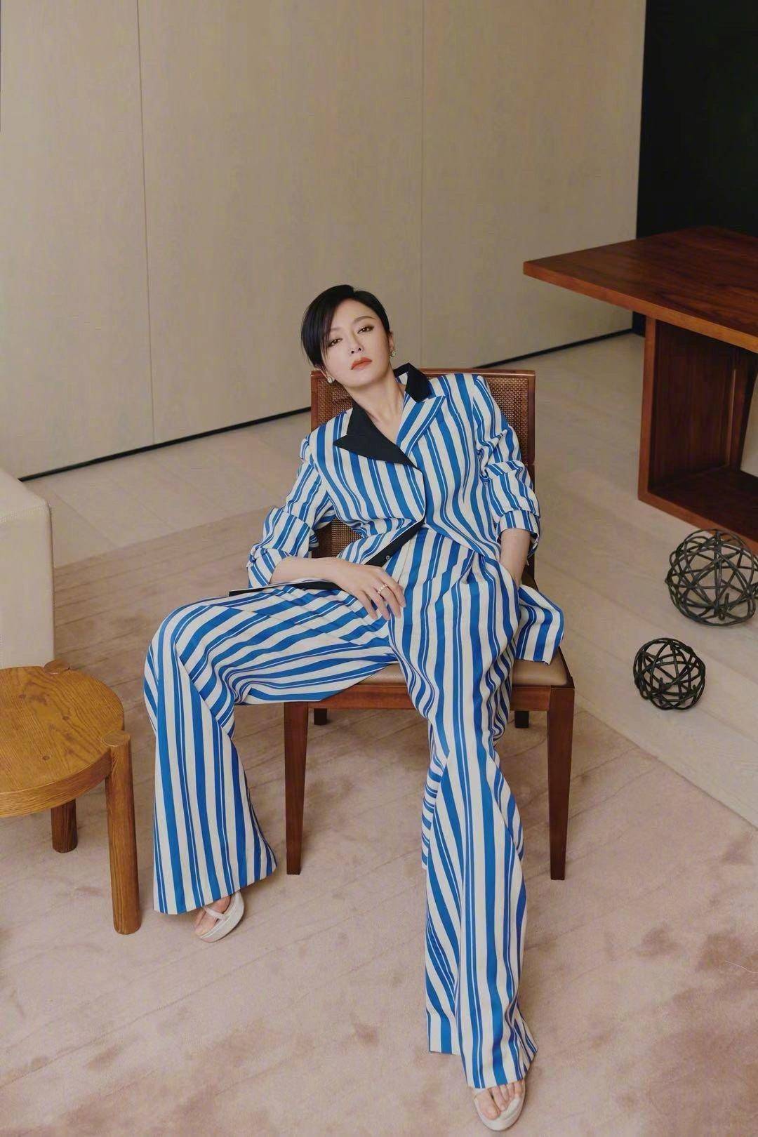 一身|蒋欣终于穿对了，一身白色西服套装知性干练，气场全开真惹眼