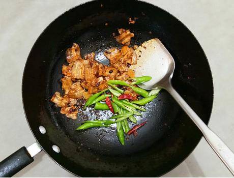 做法|干锅土豆片，焯水还是油炸？厨师长：多数人做错，难怪易碎还油腻