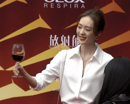 影后|影展红毯争艳：周冬雨裸色裙露背，童谣白衬衫朴素，姚晨深V真空
