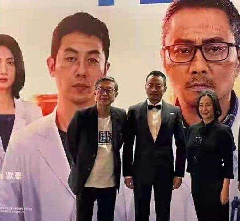 黑色|何超琼为电影站台,两鬓斑白暴露老态,身材走形严重但气质高贵!