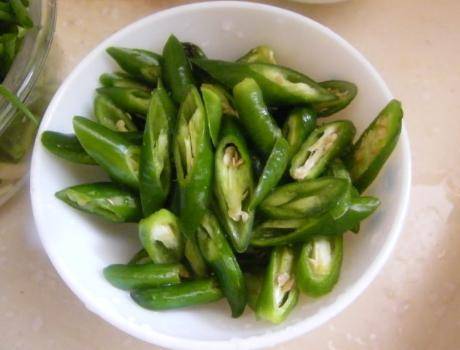 做法|干锅土豆片，焯水还是油炸？厨师长：多数人做错，难怪易碎还油腻