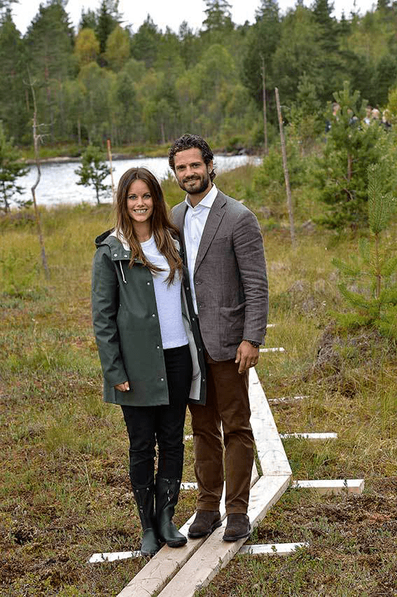 黑色|瑞典辣模王妃新照曝光!拖地喇叭裤太累赘,4个月大的小王子萌翻