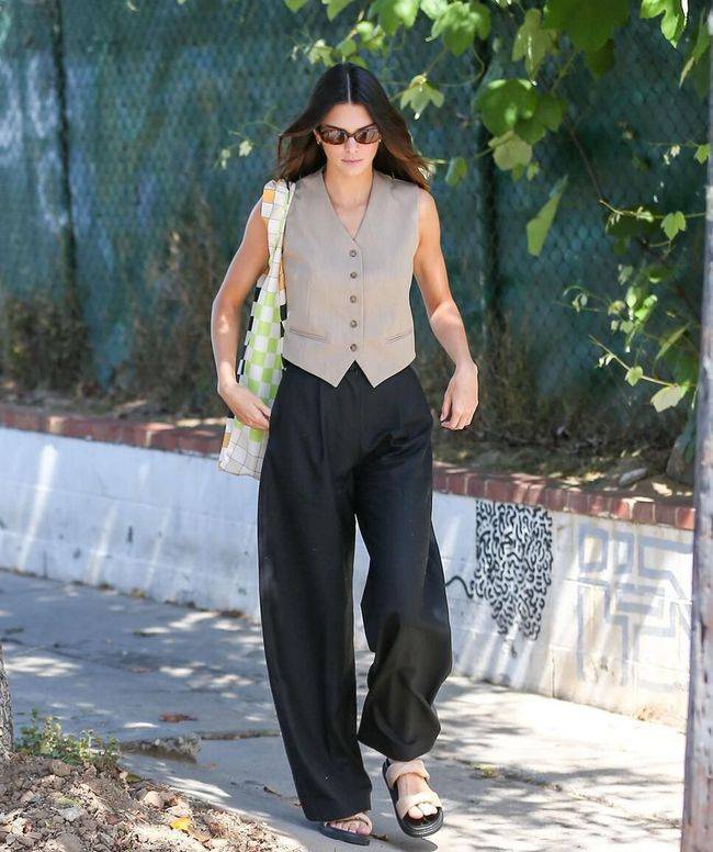 整体|夏天西装外套穿不住了，“无袖”西装高级又有型，时尚潮人少不了