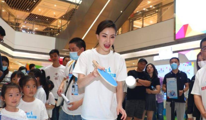 显得|奥运冠军吴敏霞原来这么嫩,简单白T都能穿出小女孩气质,太年轻