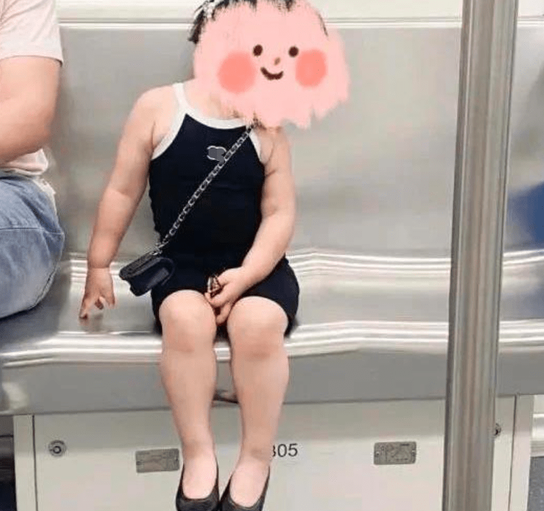 状况|尚且幼稚的女宝，纷纷爱上“奶辣风”装扮？背后是家长在推波助澜