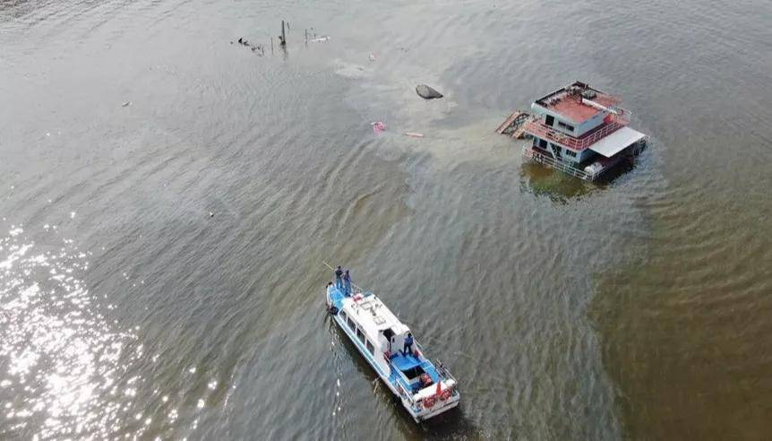 石龍東江河段一砂船觸礁擱淺涉險4人全部獲救船順船位查詢