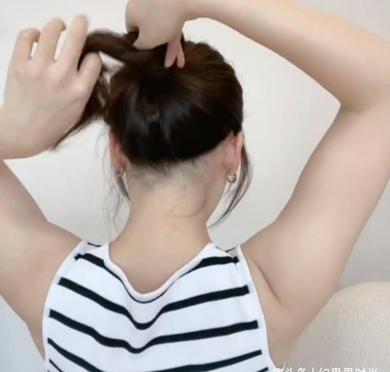 发髻|5种免橡筋绑头发大法女生必学！零工具随时打造韩星慵懒的气质！