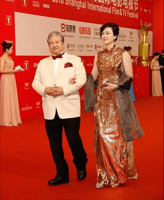 体态|洪金宝眼光真毒，56岁老婆穿黄金裙好贵气，1米7站他身边还高一截