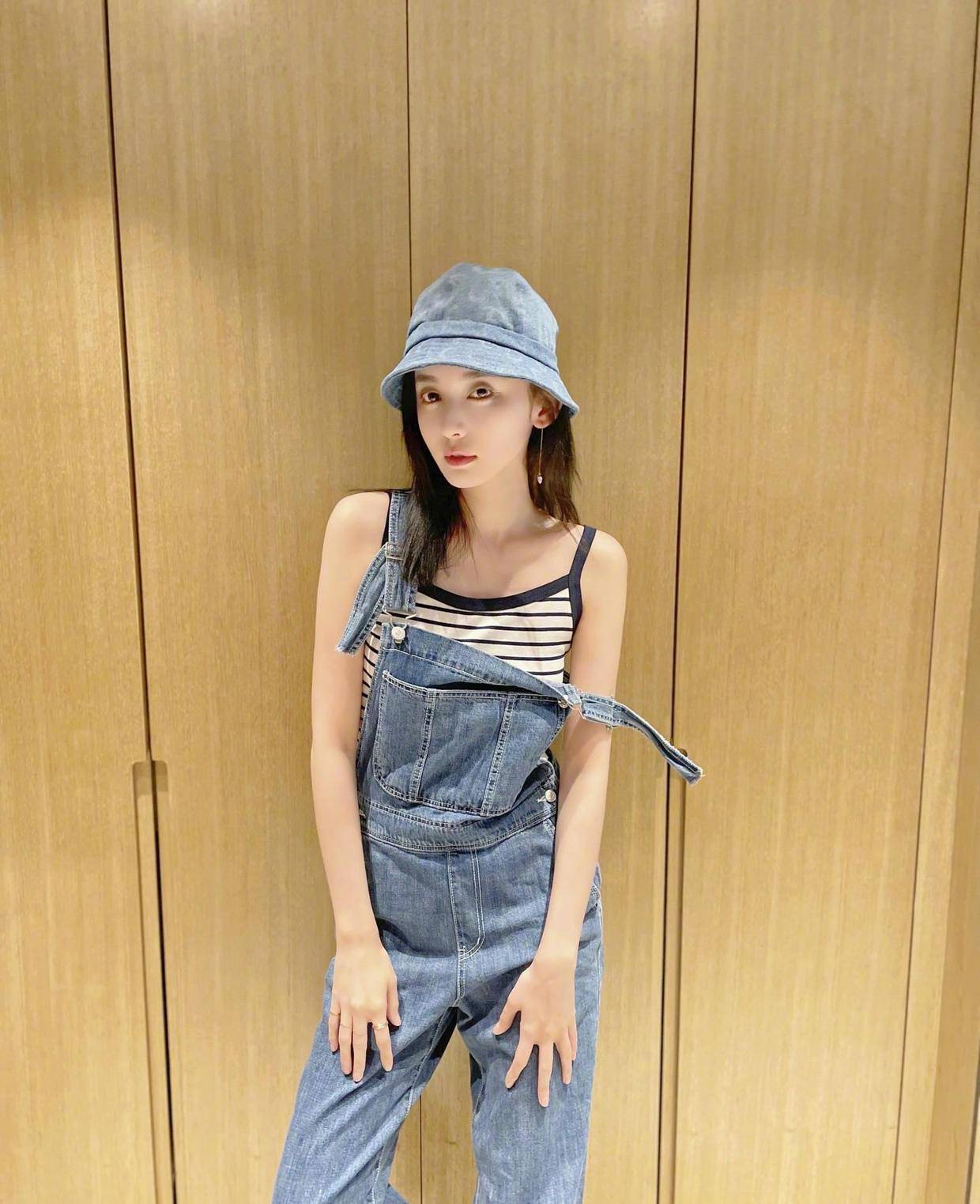 人间|古力娜扎真是“人间绝色”，蜜糖棕上衣配短裤时髦洋气，蛮腰抢镜