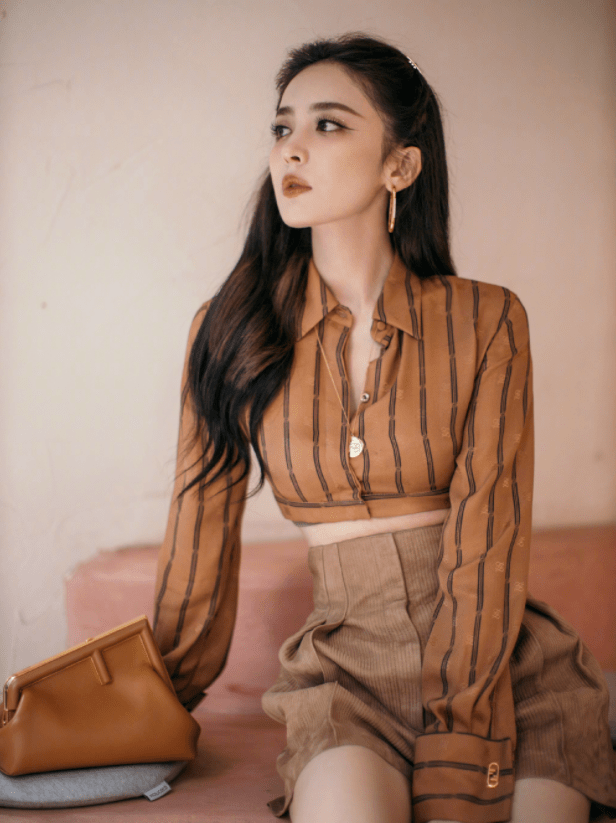 人间|古力娜扎真是“人间绝色”，蜜糖棕上衣配短裤时髦洋气，蛮腰抢镜