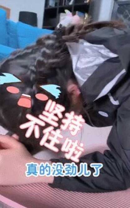 身材|22岁林妙可晒古风写真，撑伞吹笛婉约清丽，无修图旗袍装暴露真实身材