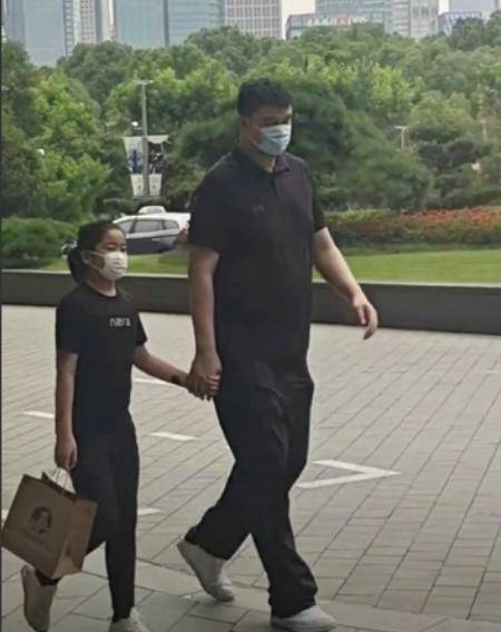 全黑|姚明带女儿逛街，11岁姚沁蕾身高已经一米七，全黑休闲风也养眼