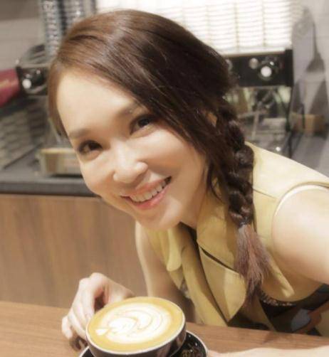 小白|范文芳真的已经五十岁了吗？扎小辫子搭配小白裙，依旧少女感满满