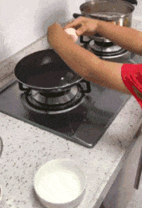 皮囊|搞笑GIF:看看这个孩子,像不像第一次下厨的你?