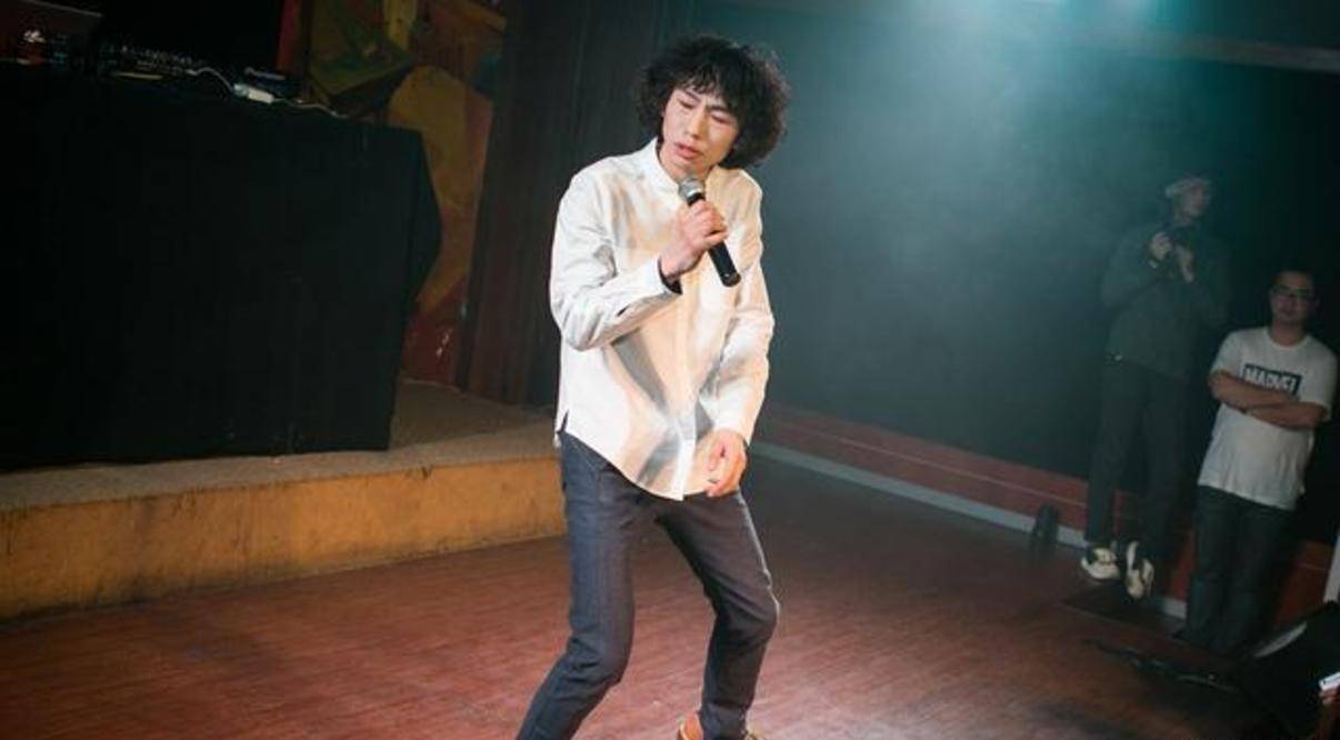 庞麦郎生活在农村,还创作歌曲,认为精神医院破坏了他的明星形象!_西安