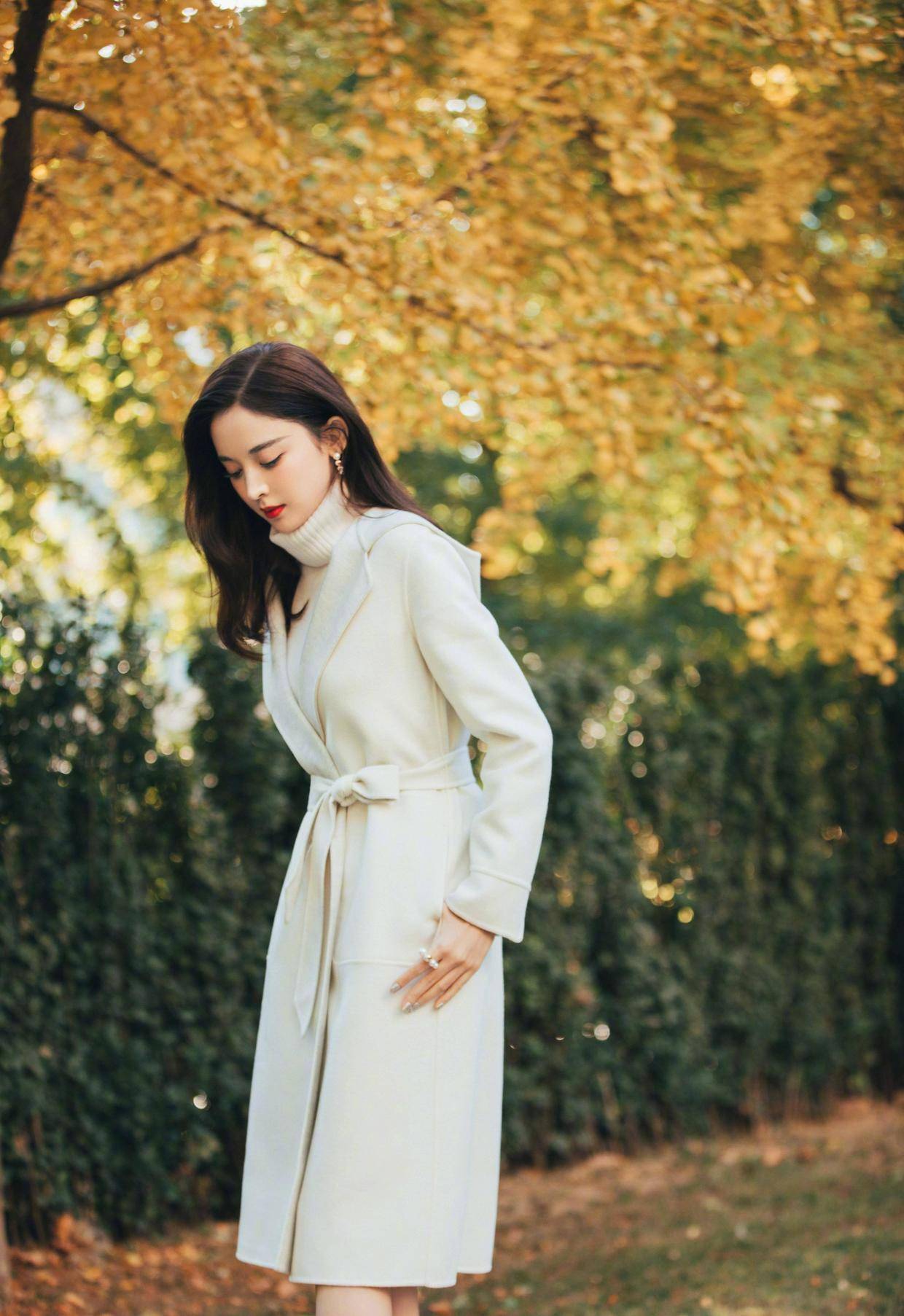 人间|古力娜扎真是“人间绝色”,蜜糖棕上衣配短裤时髦洋气,蛮腰抢镜