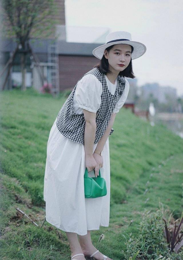 服装|中年女人最爱的黑白配，再加入一点“亮色”，就会高级得令人神往