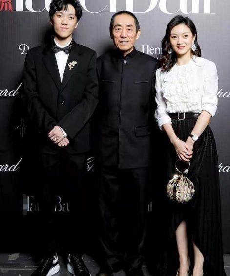 设计|张艺谋携娇妻和儿子亮相，陈婷穿5万多白色上衣出席，气质好优雅