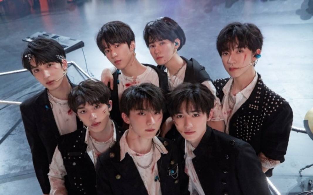 招过|丁程鑫被张雨绮用水球砸到，遇水脱妆被抓拍，男爱豆真颜值藏不住