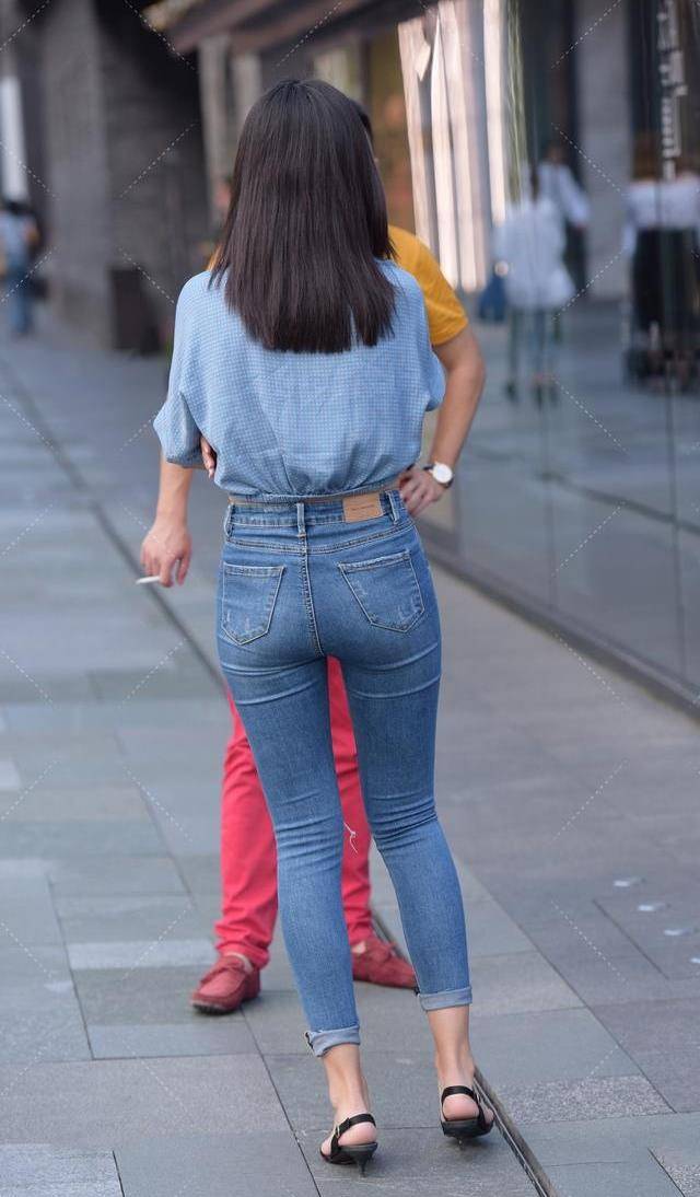 女神|打台球的女孩儿，长相时尚，黄长发，优雅迷人