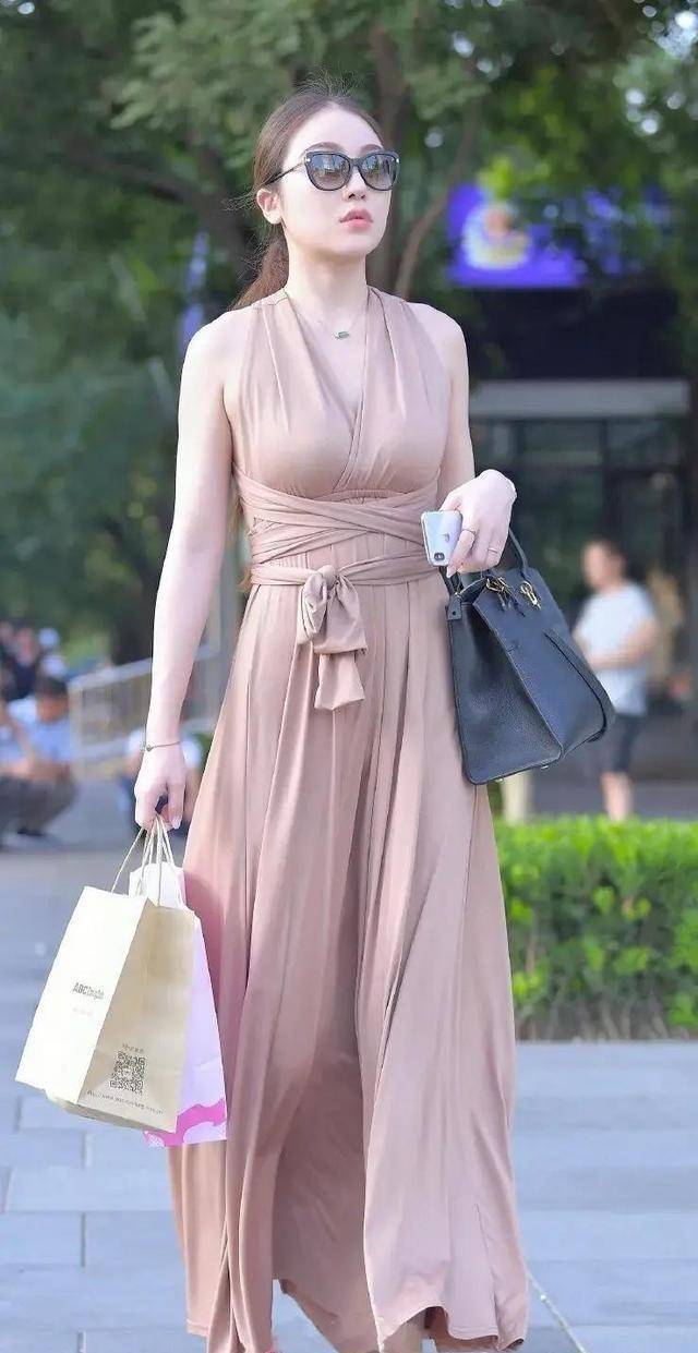 裙子|高挑多姿的连衣裙美女，才能扬长避短打造出众美感，极具气质