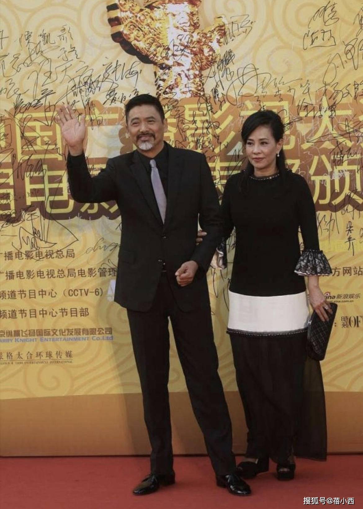 方面|周润发老婆陈荟莲终于不梳“道姑头”了，穿酒红色连衣裙气质优雅