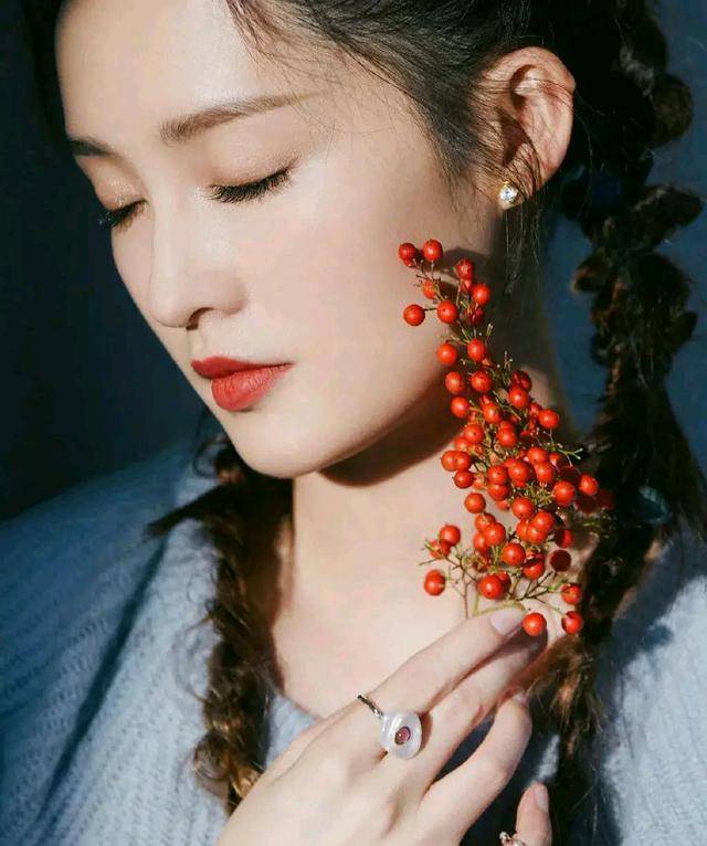 蓝色|李沁身穿蓝色毛衣搭配扎染印花长裙，双马尾鱼骨辩灵动俏皮。