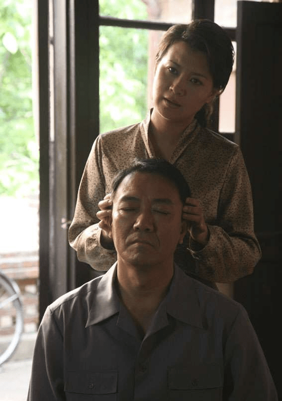 李幼斌|李幼斌与老婆罕见同框，一个沧桑一个精致，差13岁看着也登对