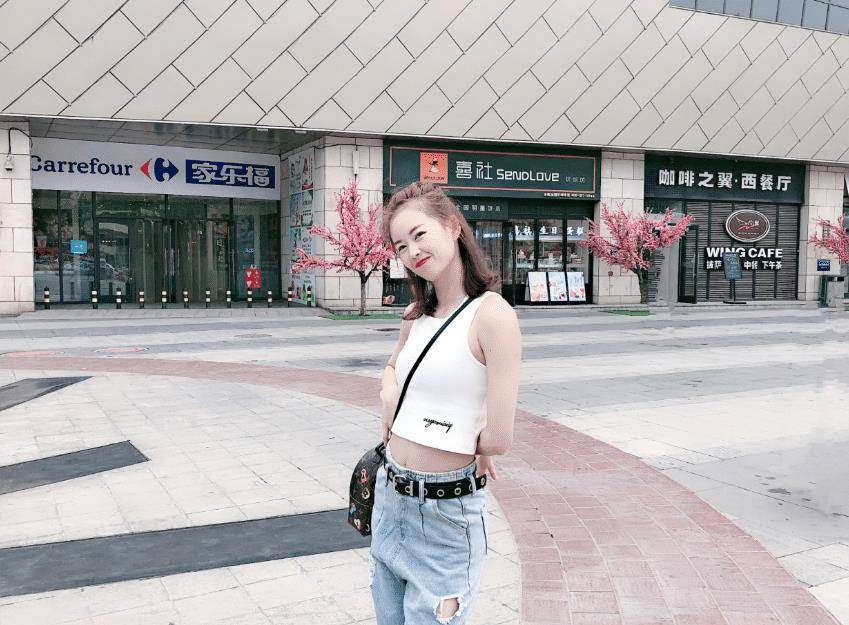 杨家玉|“田径女神”杨家玉私下很会穿,背心配破洞裤,身材比明星还优越