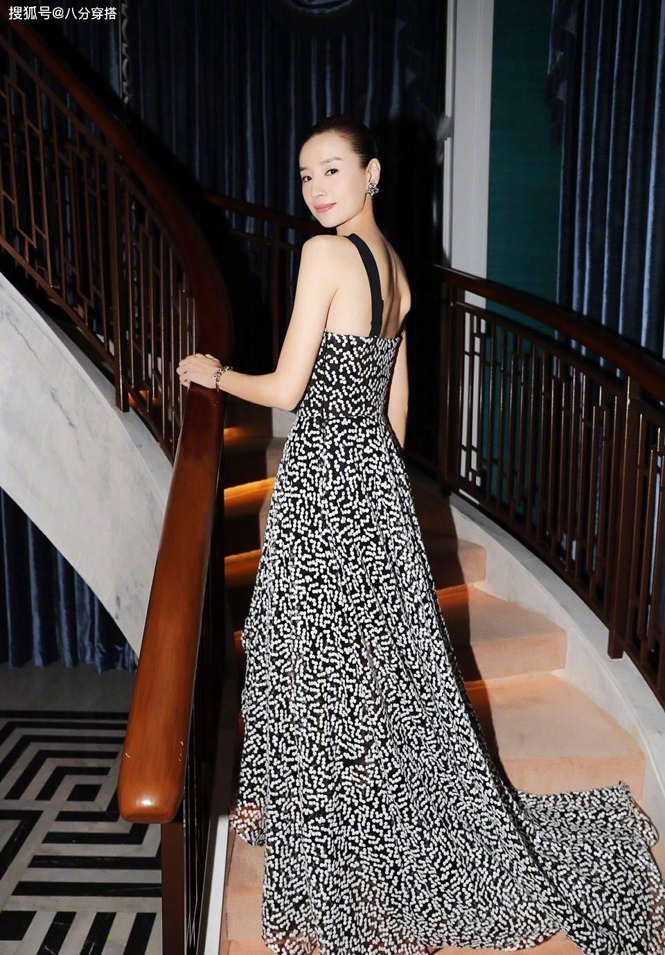 真有|董洁打扮真有“女团味”，红色抹胸搭配长裤性感妩媚，减龄有活力