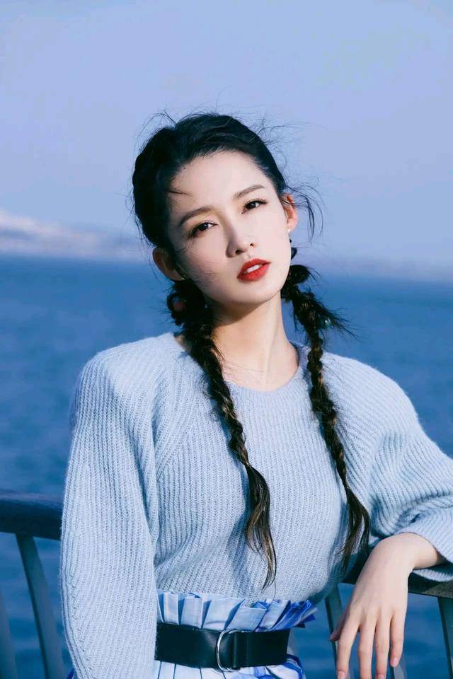蓝色|李沁身穿蓝色毛衣搭配扎染印花长裙，双马尾鱼骨辩灵动俏皮。