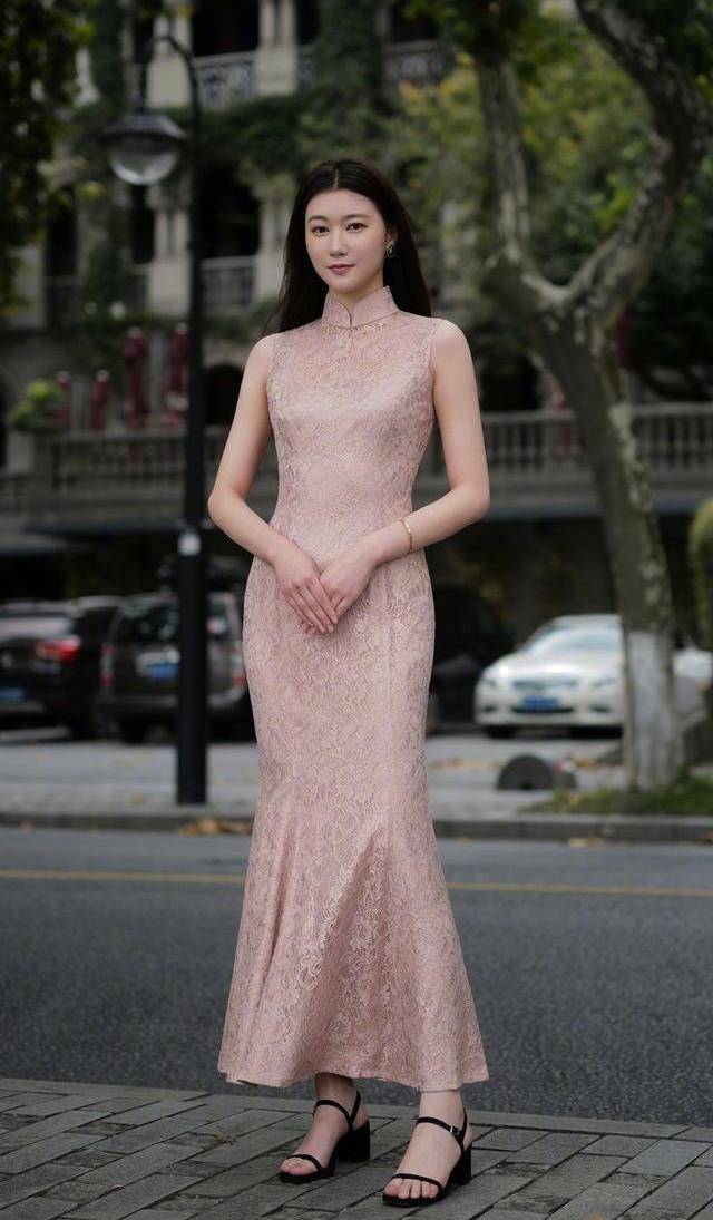 吊带|美女俏皮吊带牛仔，看起来配得很好