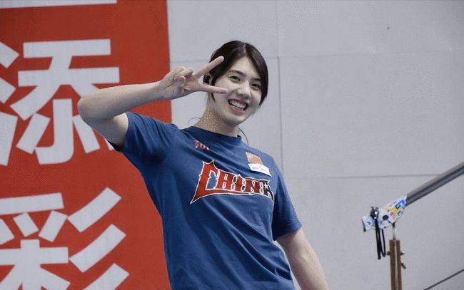 进行|张雨霏穿小香风套裙秀美腿 比冠军光环还耀眼