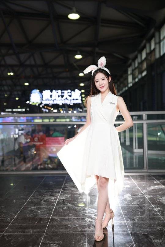 都齐聚|2021ChinaJoy现场Showgirl：快来，大量的深V白衣女神，不解释！