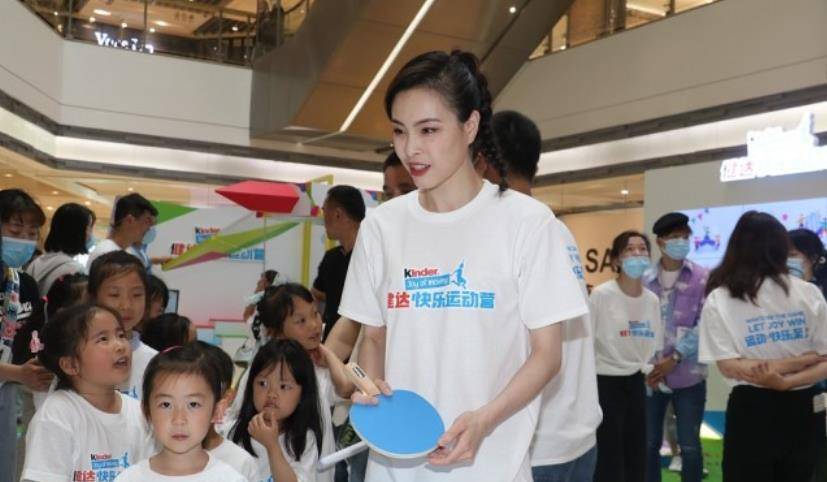 显得|奥运冠军吴敏霞原来这么嫩,简单白T都能穿出小女孩气质,太年轻