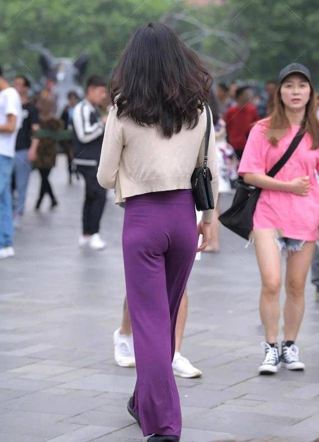 丝袜|粉色丝绒紧身裙，简约美丽，充满女性魅力