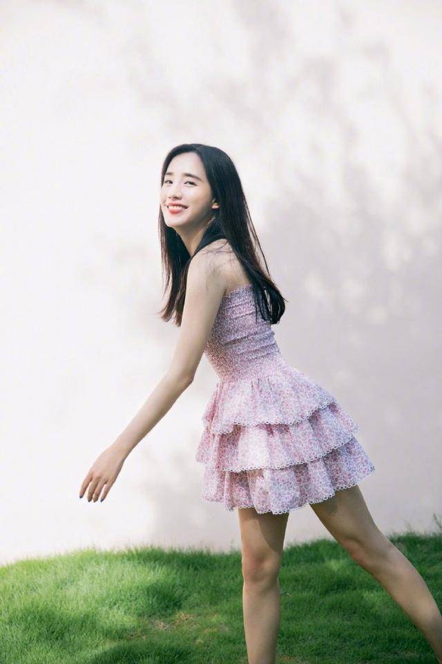 粉色|王智真乃“人间会穿”,穿抹胸碎花裙美回“夏雅”,谁看了不心动