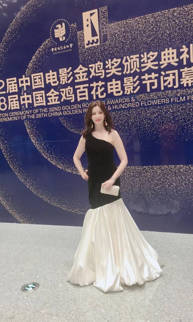 曲线|张光北老婆不愧是“学妹”,微胖身材穿紧身裙,S曲线真显饱满感