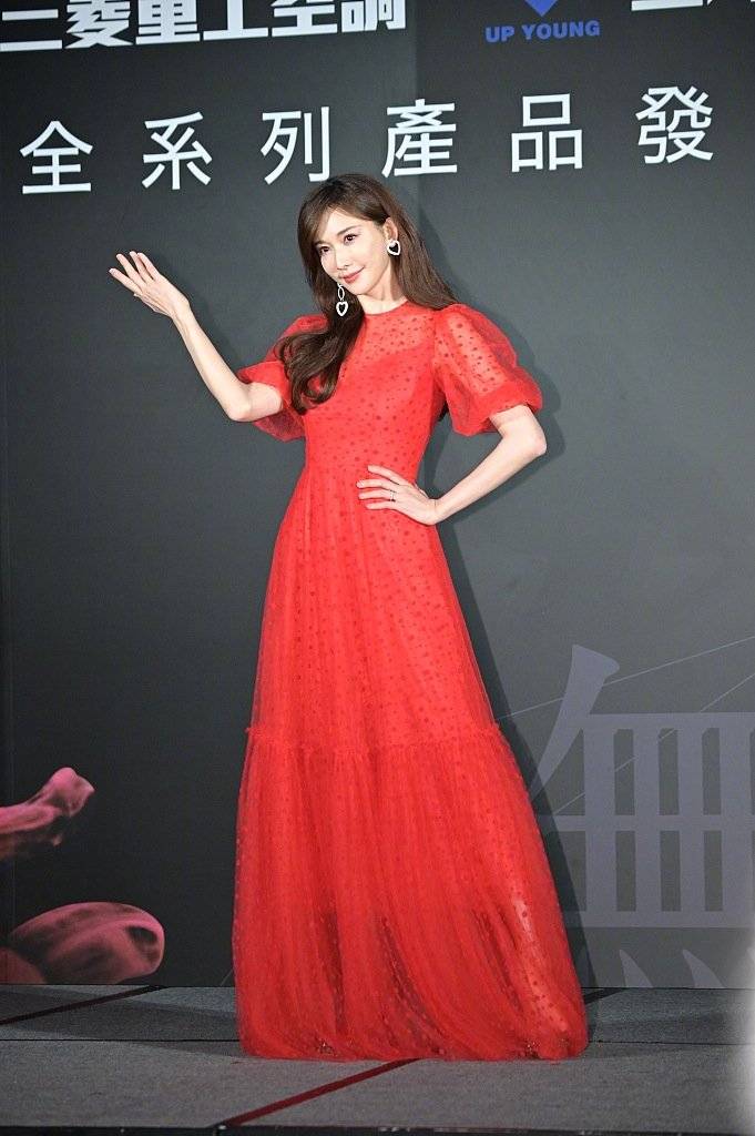 林志玲|46岁林志玲有多会保持?大婶年纪一袭收腰红裙,纤腰长腿比例惊艳