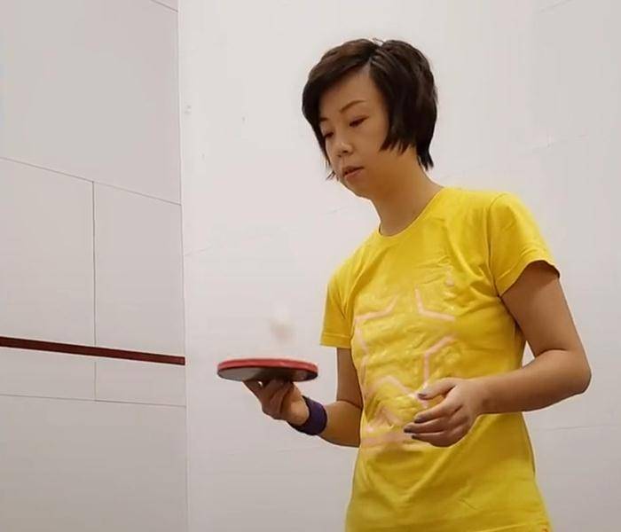 张怡宁|大魔王张怡宁退役后大变样，穿运动装染蓝色指甲，自个打球太寂寞