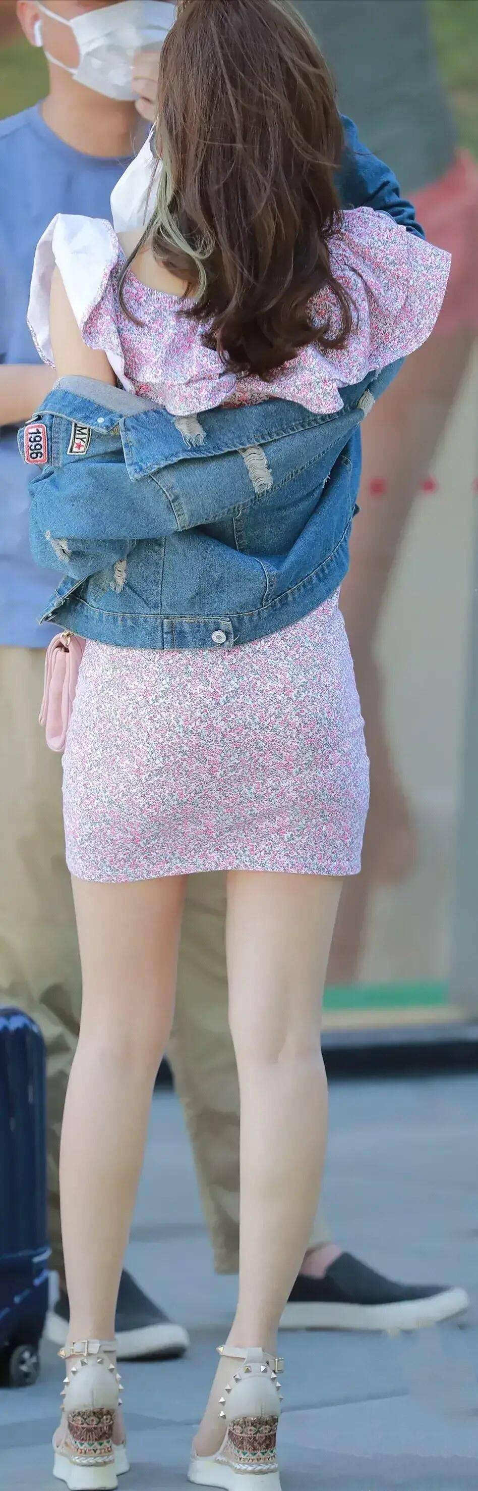 牛仔|紫色露肩碎花裙搭配坡跟凉鞋,简约甜美的穿搭方式,尽显高级感