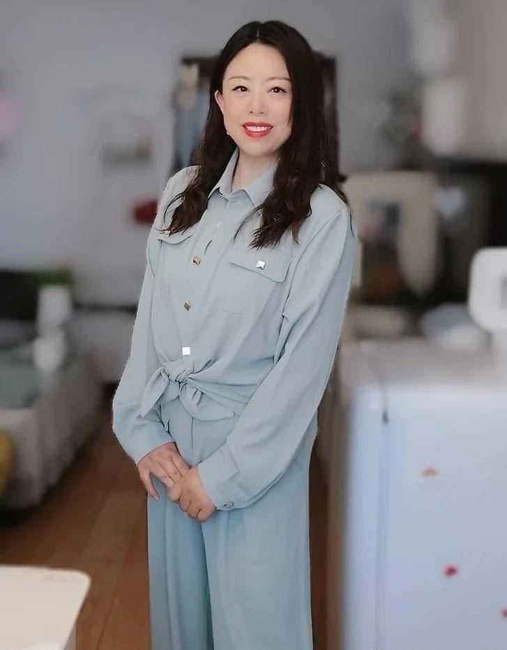 颜色|这才是中年妈妈该有的穿搭！衬衫+直筒裤，气质减龄，很高级