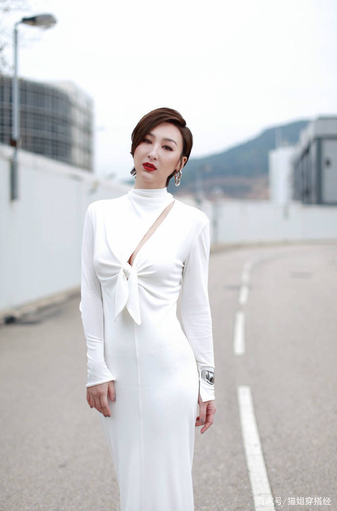 曲线|高海宁“翻红”后越发自信，大胆挑战紧身裙，裹出曲线惊艳了