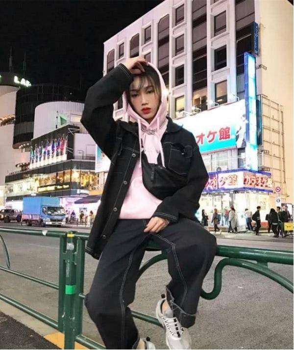 卫衣|何洁穿无规则拼接卫衣，爆款设计穿出时尚感